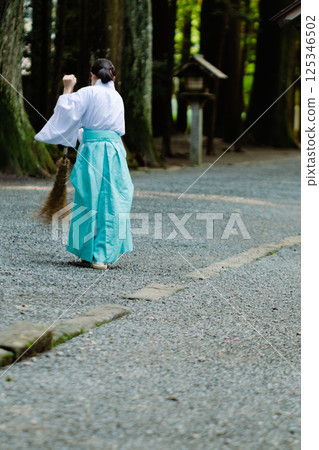 A moment when Japanese culture comes to life: Purifying the quiet approach to a shrine 125346502