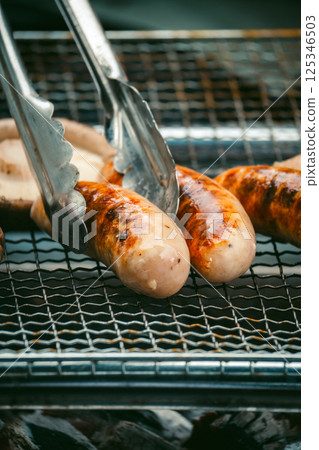 露營明星：多汁的烤香腸 125346503