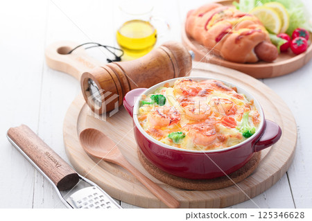 Crispy baked shrimp gratin 125346628