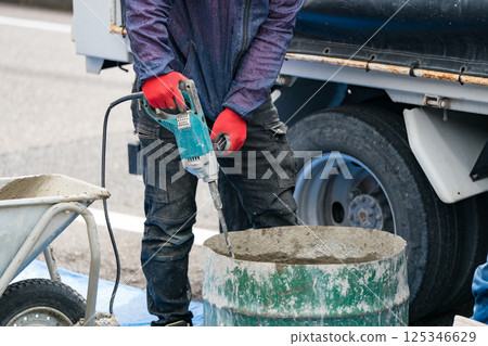 土木工程師用攪拌機攪拌混凝土 125346629