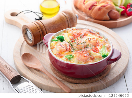 Crispy baked shrimp gratin 125346633
