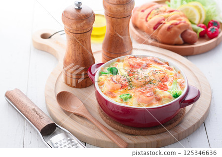 Crispy baked shrimp gratin 125346636