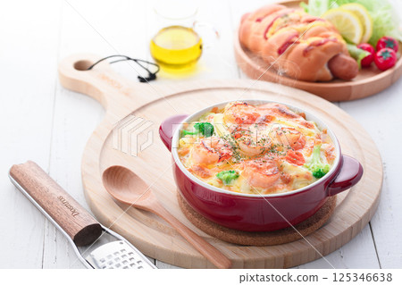 Crispy baked shrimp gratin 125346638