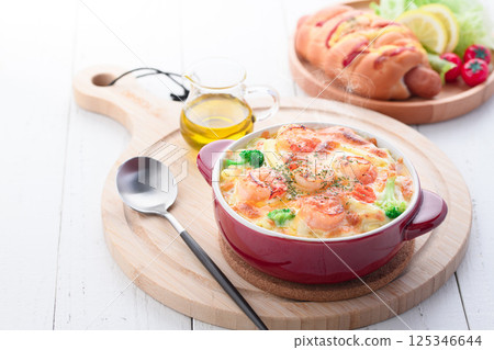 Crispy baked shrimp gratin Crispy baked shrimp gratin 125346644