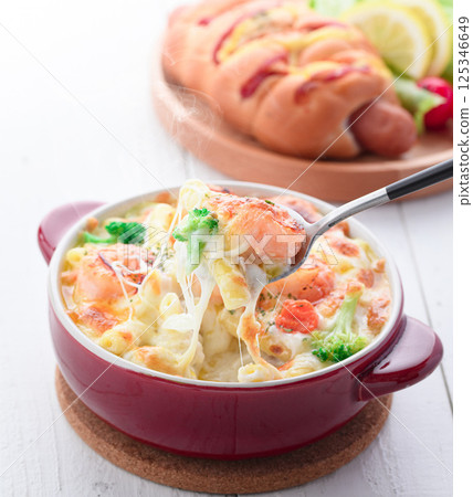 Crispy baked shrimp gratin 125346649