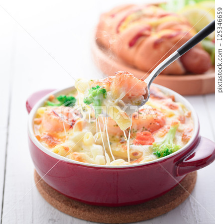 Crispy baked shrimp gratin 125346659