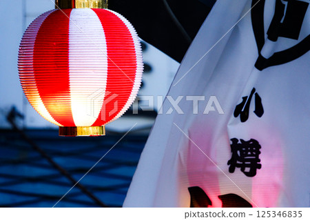 Image of a Showa retro lantern at dusk 125346835