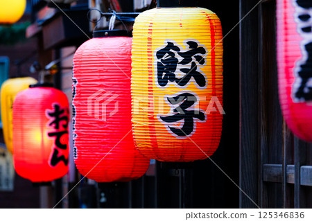 Image of a retro Showa-era izakaya lantern at dusk 125346836