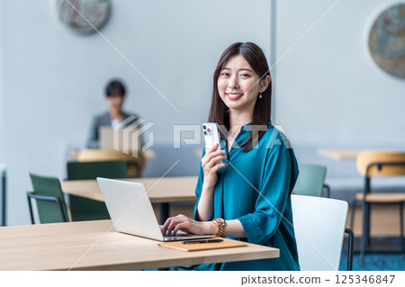 操作智能手機的女商人 操作智能手機的女商人 125346847