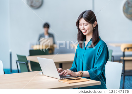 在咖啡館工作的年輕女子。 125347176