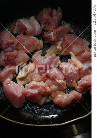 多汁的雞腿放入平底鍋中煎炸 125347270