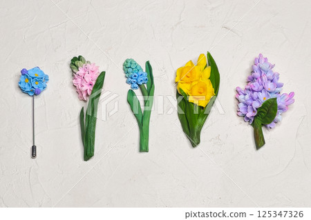 Variations of brooches in the form of flowers 125347326