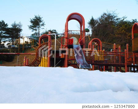 公園裡積雪覆蓋的滑梯 公園裡積雪覆蓋的滑梯 125347800