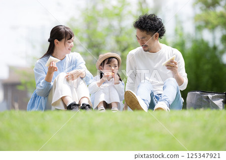 A gentle image of a family picnic on the lawn, spring/summer outings, leisure activities, etc. A gentle image of a family picnic on the lawn, spring/summer outings, leisure activities, etc. 125347921