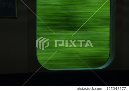 從小田原至熱海之間的東海道線列車車窗所看到的景色 125348577