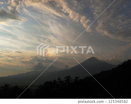 初夏的黃昏，夕陽下浮現的彩虹色雲彩與磐梯山的輪廓形成鮮明對比，美麗極了。 125348582