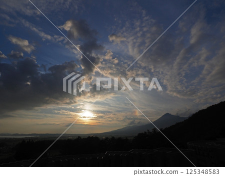 初夏的黃昏，夕陽的橘色光芒中，出現了彩虹色的雲彩。與萬代山的合作令人印象深刻且美妙。 125348583