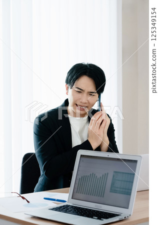 休閒風格的商人在智慧型手機上交談 125349154