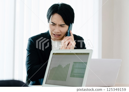 Casual style businessman talking on smartphone Casual style businessman talking on smartphone 125349159