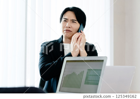 休閒風格的商人在智慧型手機上交談 125349162