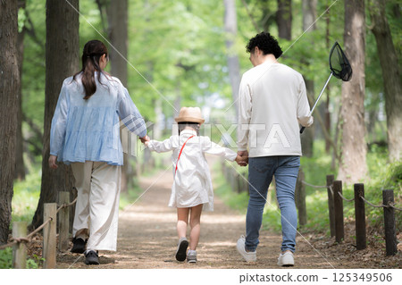 Family hunting for insects during summer vacation! Image of spring and summer outings and outdoor leisure activities 125349506
