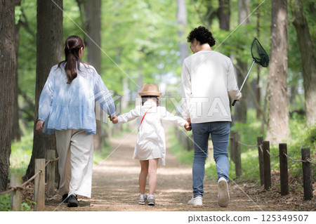 和家人一起去暑假找昆蟲吧!春夏季外出遊玩及戶外休閒活動 和家人一起去暑假找昆蟲吧!春夏季外出遊玩及戶外休閒活動 125349507