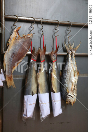 鹽乾魚（火腿）在香港西部的德助道出售。它類似於草屋，味道鮮美。以前很便宜，但現在很貴 125349662