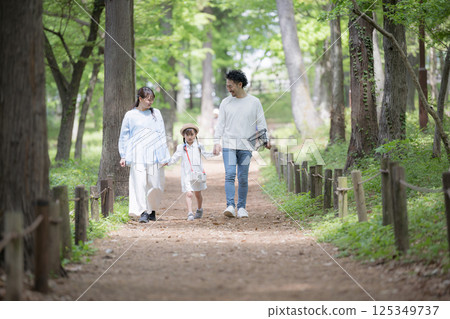 Family hunting for insects during summer vacation! Spring and summer outings and outdoor leisure activities, playing in the forest on a trip Family hunting for insects during summer vacation! Spring and summer outings and outdoor leisure activities, playing in the forest on a trip 125349737