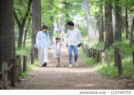 Family hunting for insects during summer vacation! Spring and summer outings and outdoor leisure activities, playing in the forest on a trip Family hunting for insects during summer vacation! Spring and summer outings and outdoor leisure activities, playing in the forest on a trip 125349738