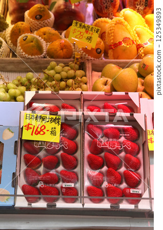 香港旺角市場，日本草莓每包售價1700日圓。日本水果價格昂貴但很受歡迎。 125349893