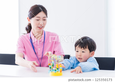 幼兒園兒童和幼兒園教師使用益智玩具進行培訓 125350173