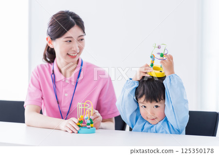 幼兒園兒童和幼兒園教師使用益智玩具進行培訓 幼兒園兒童和幼兒園教師使用益智玩具進行培訓 125350178