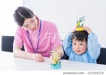 幼兒園兒童和幼兒園教師使用益智玩具進行培訓 125350179