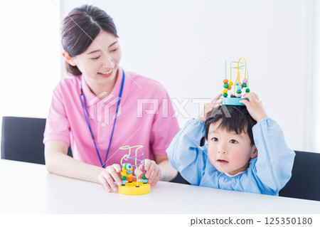 Nursery school children and nursery teachers training with educational toys 125350180