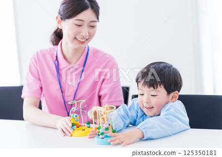 Nursery school children and nursery teachers training with educational toys Nursery school children and nursery teachers training with educational toys 125350181