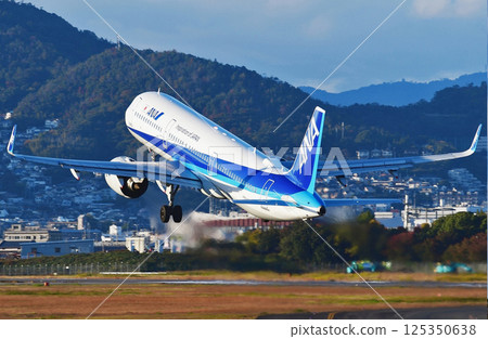 全日空JA137A從伊丹機場起飛 全日空JA137A從伊丹機場起飛 125350638