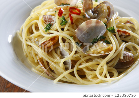 Vongole Bianco served in a white dish 125350750