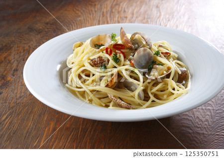 Vongole Bianco served in a white dish 125350751