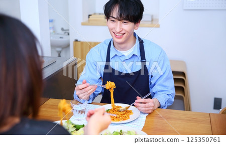 一對夫婦正在吃丈夫做的義大利麵 125350761