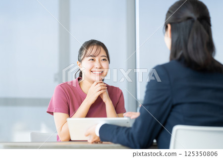 一名年輕女子正在與朋友商量。照片由東京電子專門學校電波學園提供。 125350806