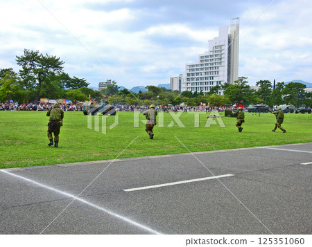 日本陸上自衛隊小倉駐地模擬作戰訓練對外開放 日本陸上自衛隊小倉駐地模擬作戰訓練對外開放 125351060