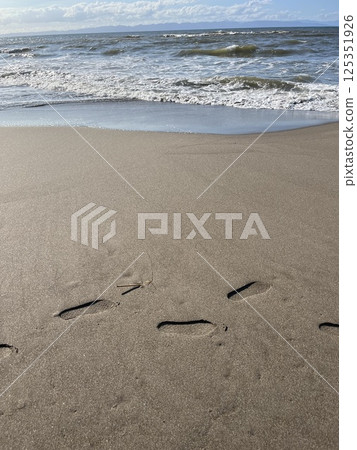 Footprints of the beach 125351926
