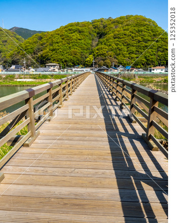 神光寺橋與河對岸的山巒一起被新綠覆蓋 125352018