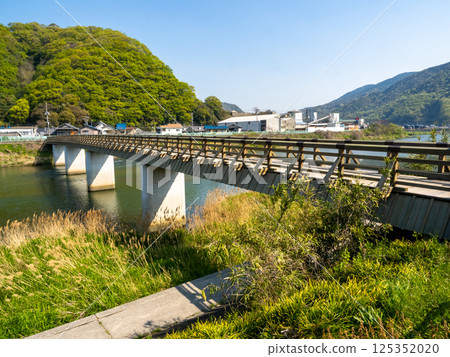 神光寺橋與河對岸的山巒一起被新綠覆蓋 神光寺橋與河對岸的山巒一起被新綠覆蓋 125352020