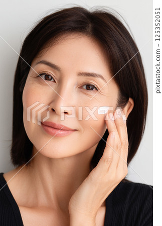 Beauty image of middle-aged women 125352051