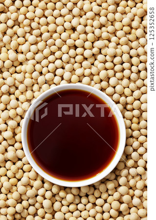 將黃豆和醬油倒入碗中 125352658