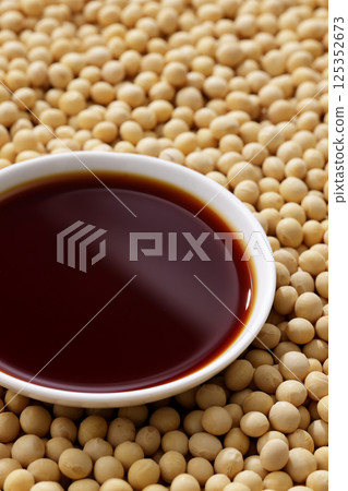 將黃豆和醬油倒入碗中 125352673