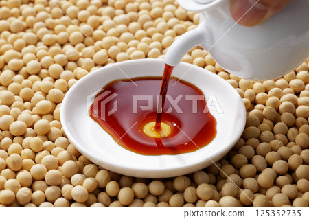 將黃豆和醬油倒入碗中 125352735