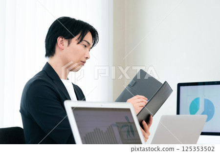 休閒風格的商人檢查文件 125353502