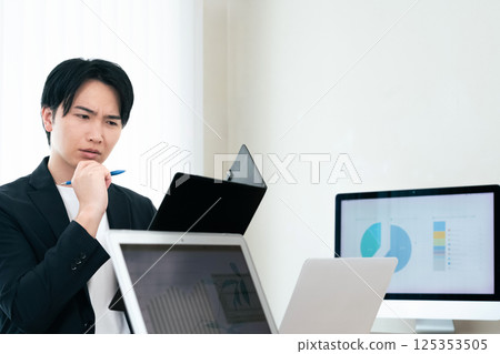 休閒風格的商人檢查文件 125353505